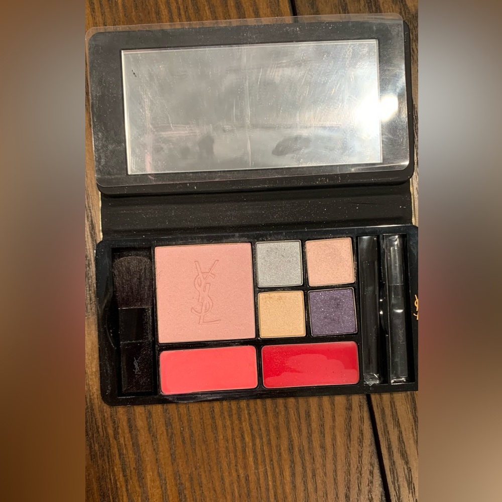 YSL eyeshadow+ palette with 3 brushes and mirror. - Picture 3 of 4